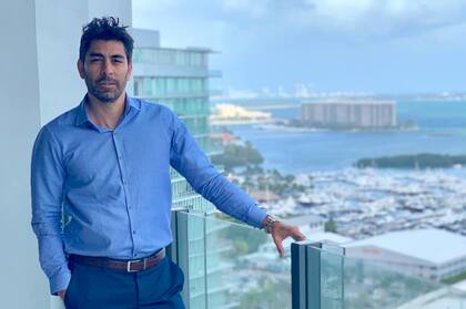 En Miami, Claudio se dedica al negocio de bienes raíces.