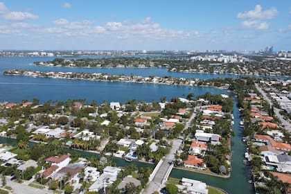 En Miami-Dade se aprobó una reducción al impuesto de vivienda y ahora hay debate sobre su verdadero impacto