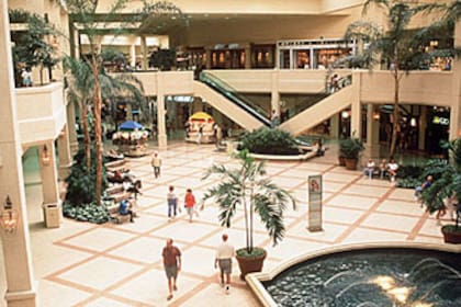 Los centros comerciales son el principal destino de las personas que acuden al sur de Florida.