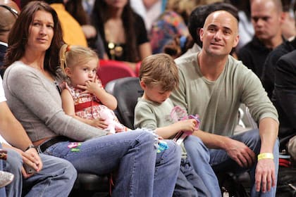 En Miami en 2006, la pareja junto a sus hijos disfrutando de un partido de la NBA entre Sacramento Kings y Miami Heat