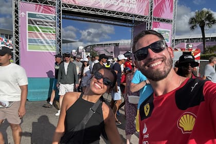 En Miami, Juan Manuel conoció a su actual esposa. Hoy viven en Orlando, una transición que no resultó sencilla.