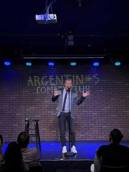 En Miami, realiza shows privados y presentaciones en teatros