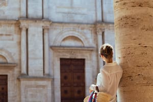 En Milán, los looks predominan en beige o sus variantes, con cortes minimalistas
