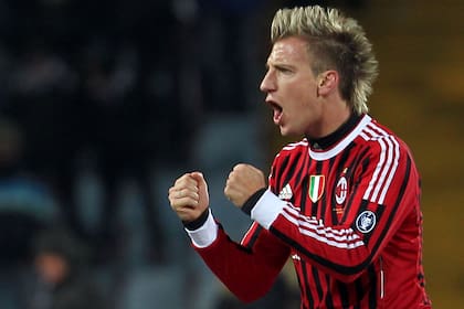En Milan, otro de los impactos de la carrera de Maxi López (AP Photo/Paolo Giovannini)