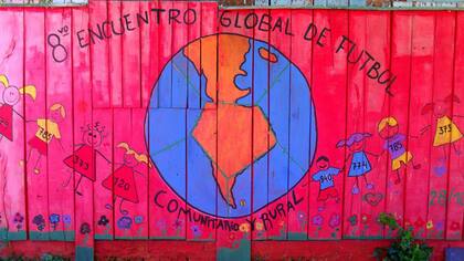 En Misiones chicos de escuelas primarias pintaron un cartel del Encuentro