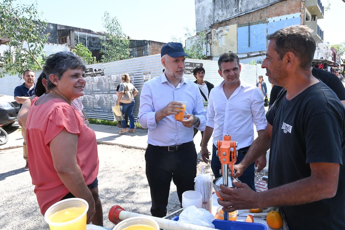 En modo campaña, Horacio Rodríguez Larreta dialoga con un comerciante del mercadito cercano a la Costanera de Formosa, cerca de la Casa de Gobierno desde donde gobierno la provincia Gildo Insfrán desde 1995