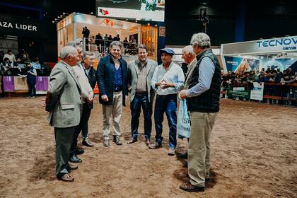En momentos decisivos, el jurado Fernández junto a directivos de Angus y dirigentes de la Mesa de Enlace