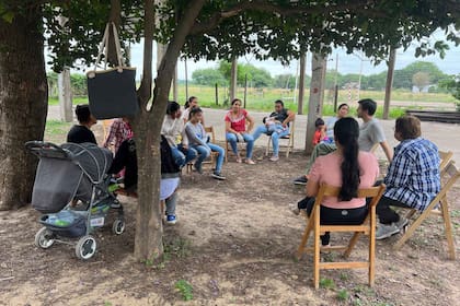 En Monte Adentro, todas las decisiones se toman de forma comunitaria; en este caso, las madres se reúnen para definir los talleres deportivos