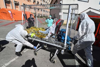 En Montpellier, los bomberos colaboran con el traslado de pacientes infectados con el virus