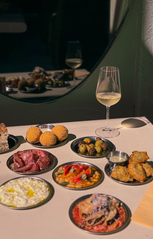En Morso el fuerte son las pizzas, pero también hay platitos para compartir.
