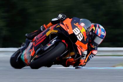En MotoGP como en la Fórmula 1, los pilotos ganadores lucieron el N°33 y el patrocinio de Red Bull; el sudafricano Brad Binder en República Checa y el neerlandés Max Verstappen, en Gran Bretaña