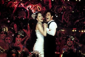 En Moulin Rouge (2001), Nicole Kidman y Ewan McGregor cantan su amor imposible y apasionado