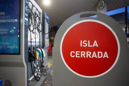 En muchas estaciones dejaron de vender combustibles por la falta de reposición