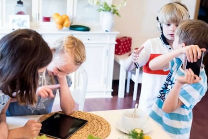 En muchas familias, las peleas entre hermanos son educativas. Ayudan a los niños a aprender a manejar los conflictos y les permite interactuar mejor con los demás