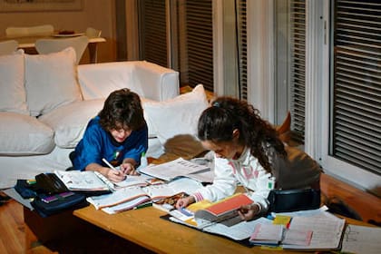 En muchos hogares, los chicos dedican parte del fin de semana a ponerse al día con los deberes