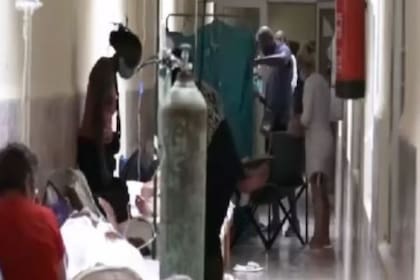 En muchos hospitales en Cuba los enfermos están en los pasillos por falta de espacio