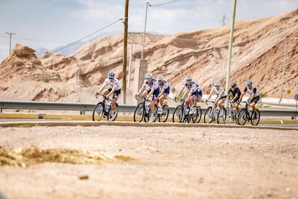 En muchos tramos seco y montañoso, el escenario de la Vuelta a San Juan recibirá durante ocho jornadas a varios de los mejores ciclistas del planeta, a lo largo de 1143,7 kilómetros.