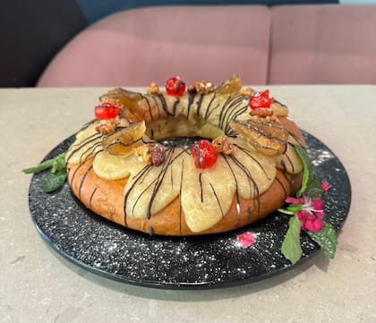 En Mudrá ofrecen una versión vegana con crema pastelera de almendras, higos glaseados y cerezas al marrasquino