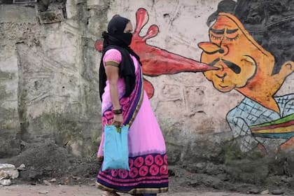 En Mumbai usan grafitis callejeros para crear conciencia sobre los peligros de escupir en público