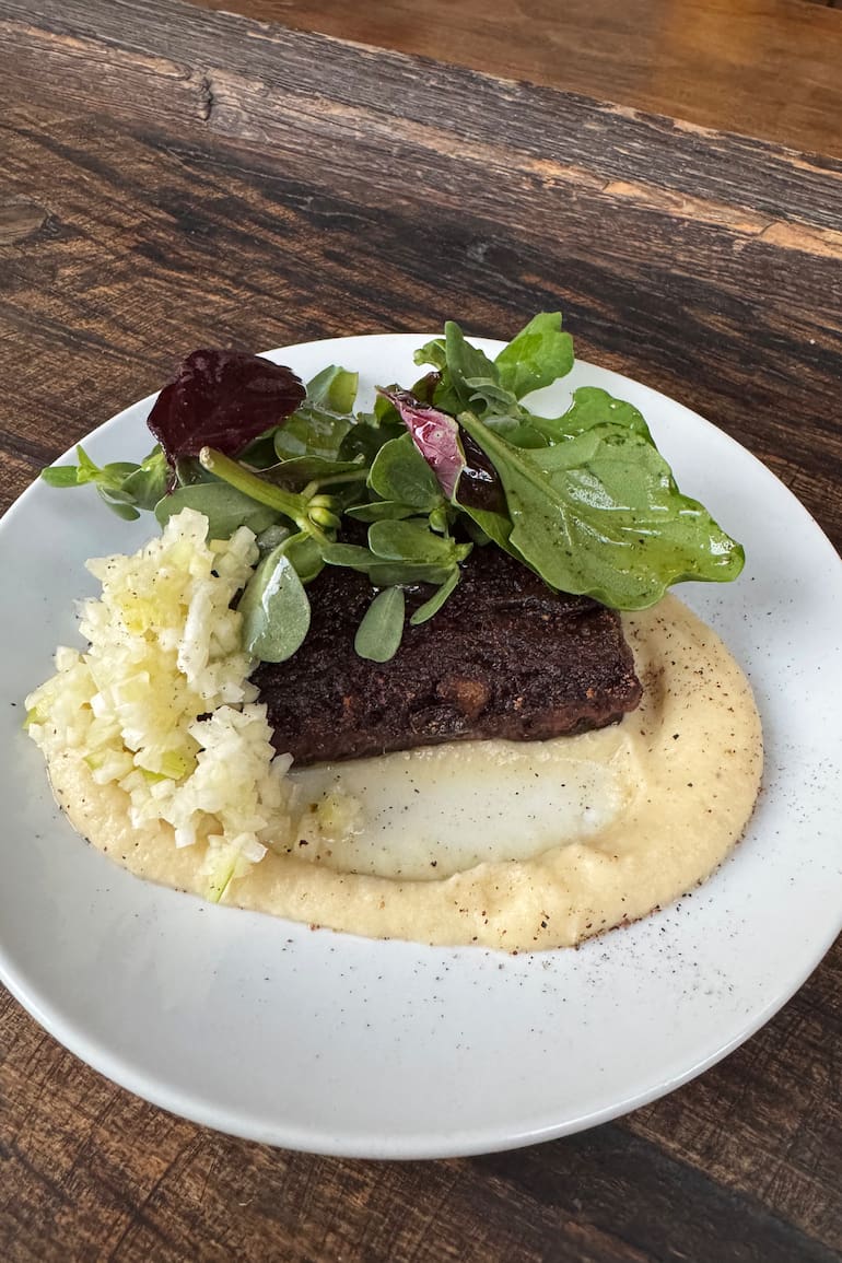 En Naranjo Bar ofrecen una morcilla casera con puré de manzana y criolla de hinojos.
