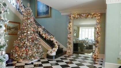 En Navidad, la casa de los Hilton se llena de pinos