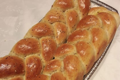 En New Glarus Bakery se pueden encontrar una amplia gama de panes y pasteles suizos, incluyendo el famoso “butterzopf”, un pan trenzado tradicional (Archivo)