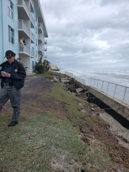 En New Smyrna Beach evacuan condominios por estructuras inestables debido a la erosión de la playa