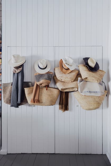 En ningún lugar el perchero de entrada tiene más uso que en la casa de playa. Sombreros, canastas y en verano, pareos, descansan en la recepción y dan clima a la casa.