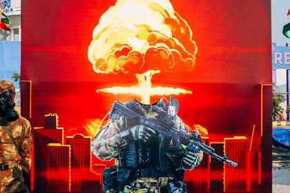 En "Nothing Personal-the back office of war", proyecto fotográfico sobre las armas globales, el rifle Kalashnikov es protagonista