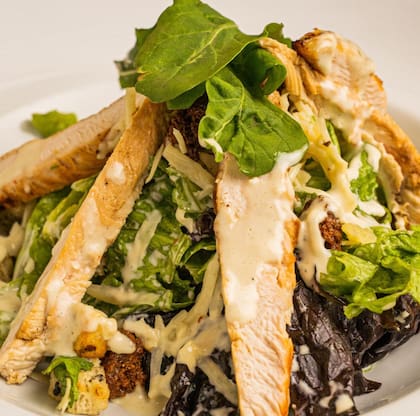 En Novecento el verano se vive con platos frescos como la ensalada Caesar.