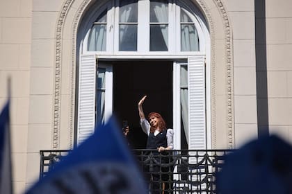 En noviembre de 2024, antes de que se dieran de baja las prestaciones de privilegio, Cristina Kirchner cobró, en mano, una cifra que hoy equivale a $35,7 millones