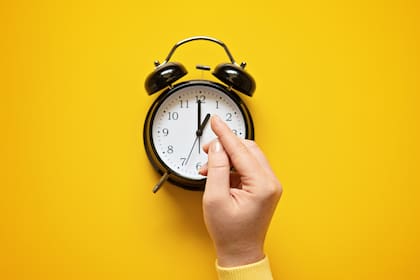 En noviembre de 2025 los relojes deberán atrasarse una hora, dando inicio al horario estándar hasta marzo de 2026