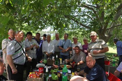 En noviembre del 2011, junto a un grupo de productores rusos, visitando en Balcarce a Gastón Fernández Palma, entonces presidente de Aapresid. "También está presente Diego Heinrich, de la regional Aapresid de Necochea, un gran amigo", dice Alexander Belov