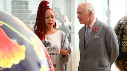 En noviembre, el rey Carlos asistió a una exhibición de arte en la ciudad de Leeds que exploró el papel de Reino Unido en la esclavitud