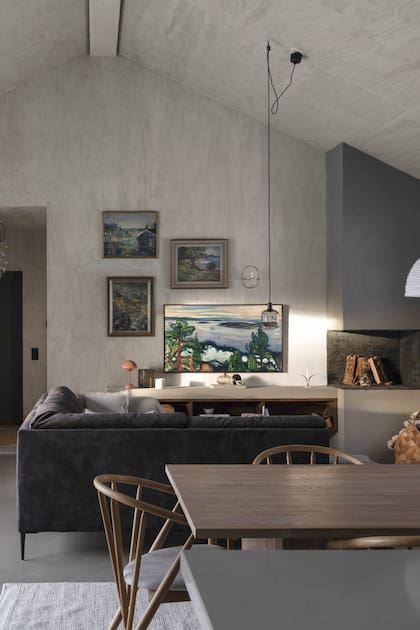 En nuestra edición de julio, sale este living en Suecia. Con cuadros comprados en mercados de pulgas rodearon la TV, que pasa desapercibida con una imagen del mismo estilo en modo stand by. Bastante bien, ¿no?