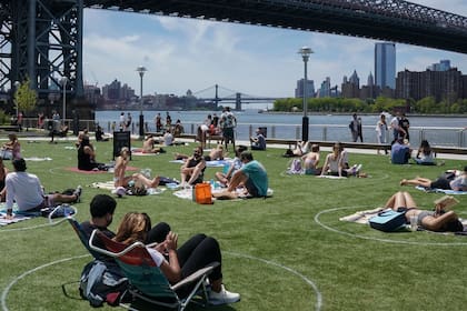 Distanciamiento social en un parque de Nueva York