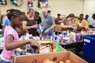 Dónde reparten comida gratis hoy en Nueva York: calendario para obtener alimentos frescos esta semana
