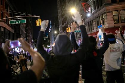 En Nueva York, las protestas tuvieron escenas de violencias y enfrentamientos con la policía cuando cayó el sol