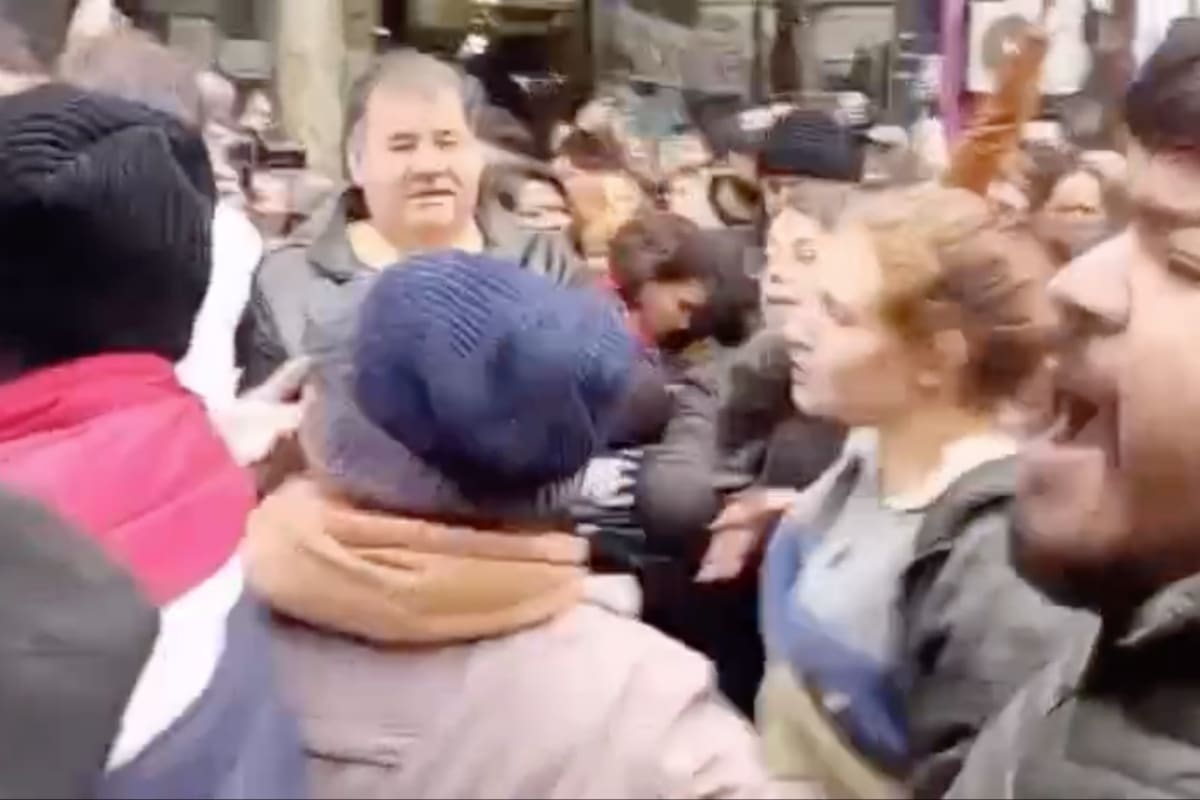 En Obera, Misiones, trabajadores yerbateros y miembros de organizaciones sociales escracharon a Karina Milei y se enfrentaron con sus custodios