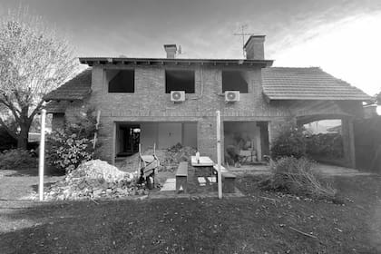 En obra. La galería con parrilla estaba en el extremo. Ahora se cerró y está vinculada tanto al interior como al exterior.