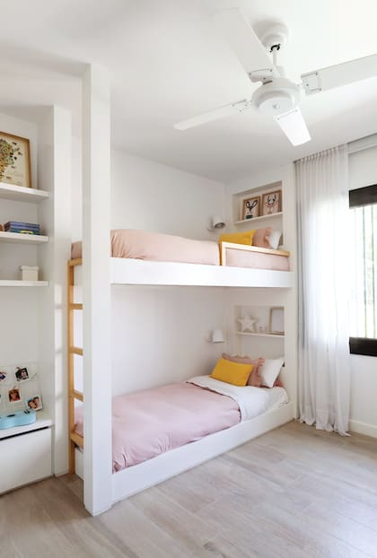 En obra, MLS Estudio proyectó y construyó las camas cuchetas, al igual que los placares.