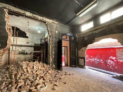 EN OBRA. Rusticidad calibrada en los nuevos vanos. Detrás del andamio, la abertura irregular que deja entrever la futura cocina.