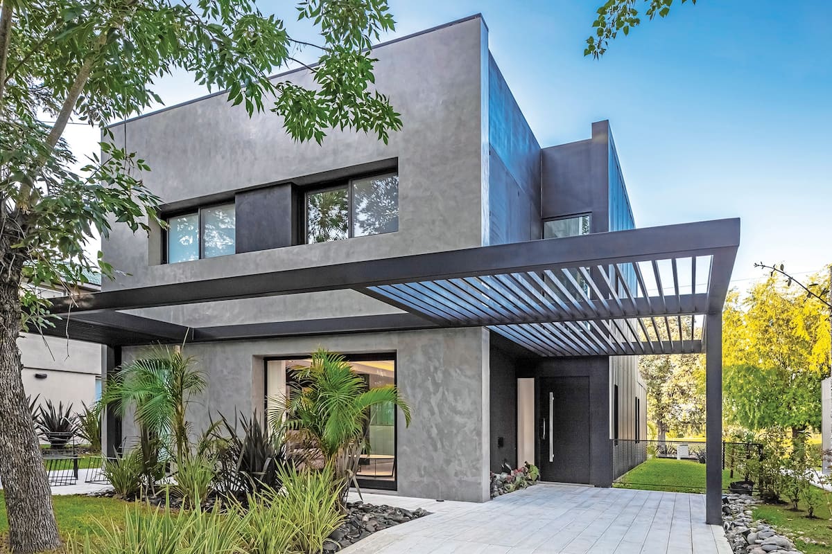 Aunque parezca mentira, detrás del metal y de su aspecto moderno, esta casa de fin de semana conserva una de las primeras construcciones que existieron en un antiguo barrio cerrado de Canning.