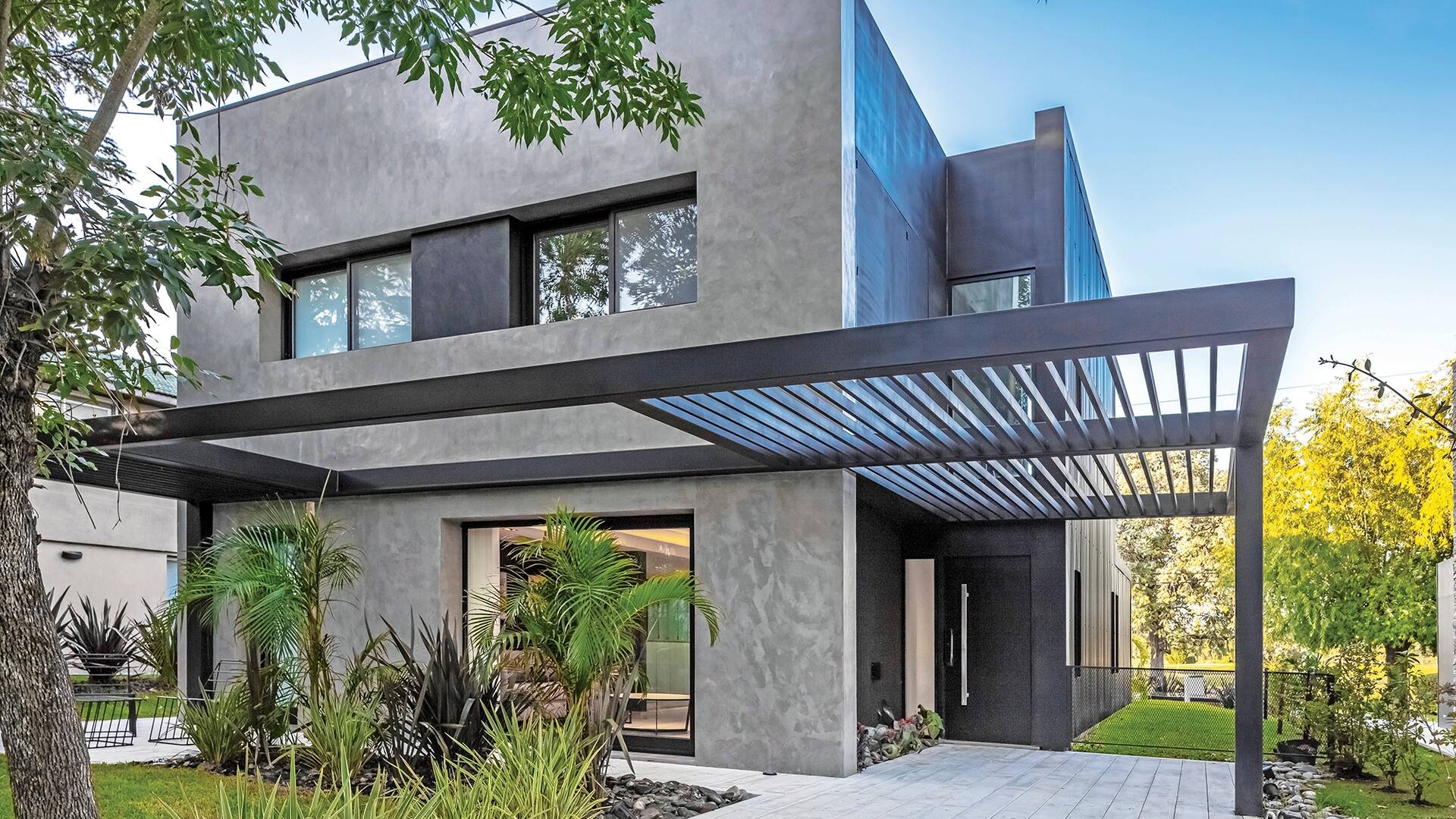 Aunque parezca mentira, detrás del metal y de su aspecto moderno, esta casa de fin de semana conserva una de las primeras construcciones que existieron en un antiguo barrio cerrado de Canning.