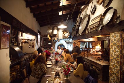 En ocasiones especiales y con reserva anticipada puede comerse un lechón o probar los jamones en lo de Kiko.