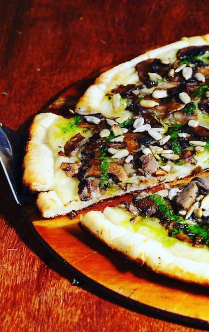 La pizza Super Mario lleva champignones salteados con semillas de girasol: 100% vegana.