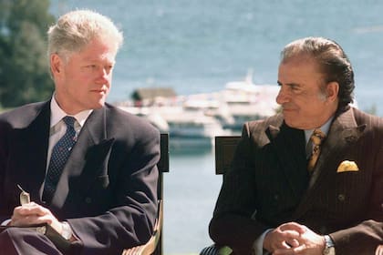 En octubre de 1997, Bill Clinton llegó con su esposa, Hillary, a Bariloche, donde fueron recibidos por Carlos Menem