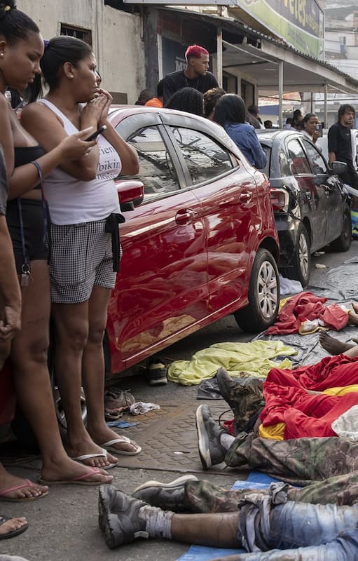 En octubre de 2025, se llevó a cabo una operación policial masiva contra el grupo criminal Comando Vermelho en las favelas Complexo do Alemão y Penha de Río de Janeiro