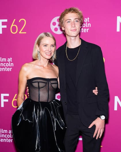 En octubre, el adolescente sorprendió a todos al acompañar a su madre al Festival de Cine de Nueva York en el Lincoln Center (Foto: Instagram @naomiwatts)