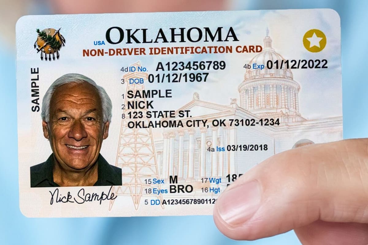 En Oklahoma, se debe visitar personalmente una oficina de licencias de servicio o un operador autorizado para solicitar una Real ID por primera vez